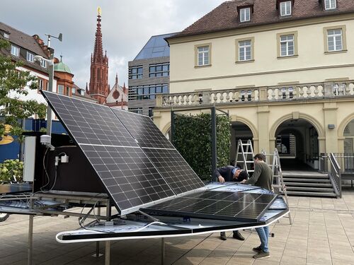 Die Solarpanele liefern den Strom für die Anlage
